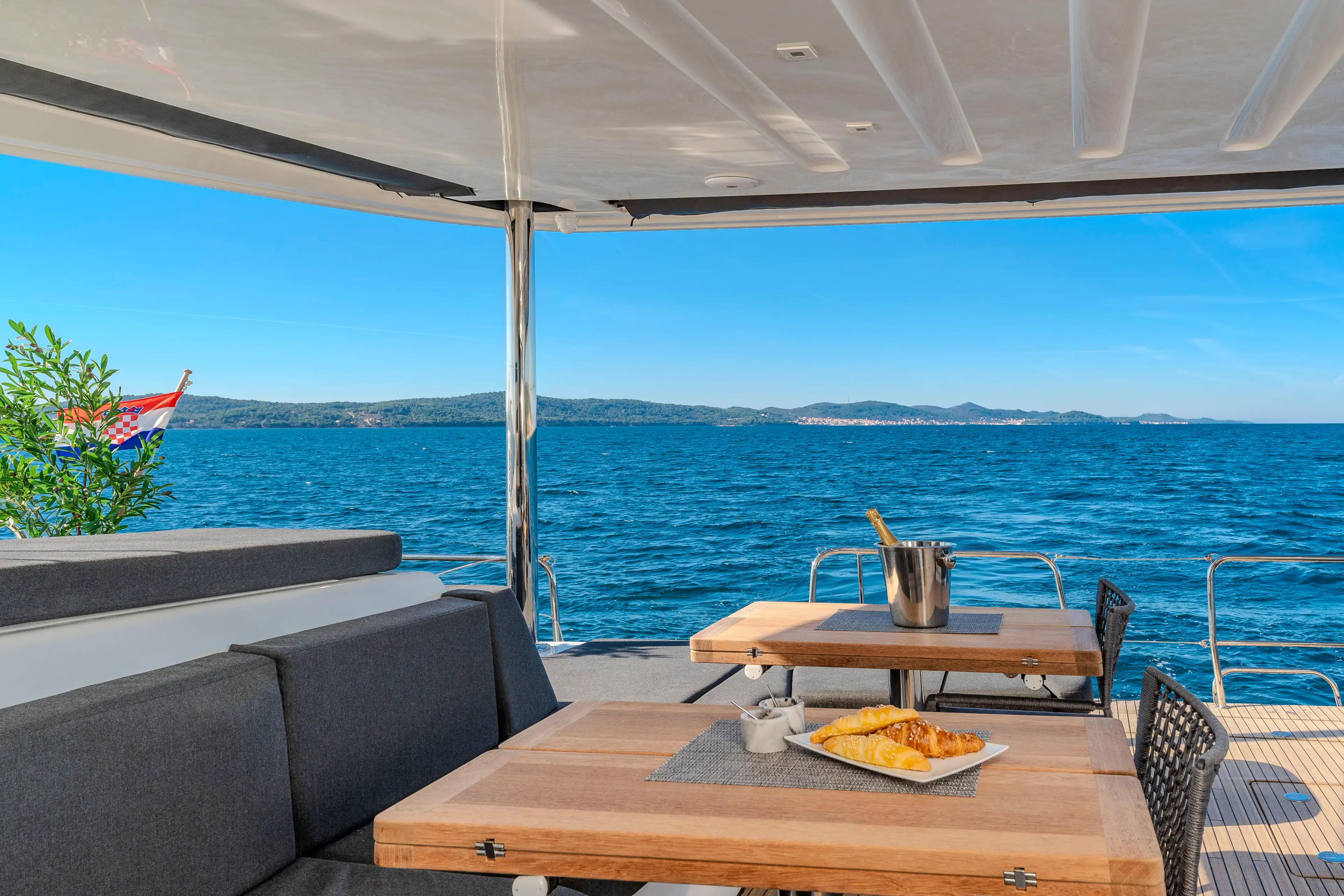 BLACK CAVIAR thumbnail 14