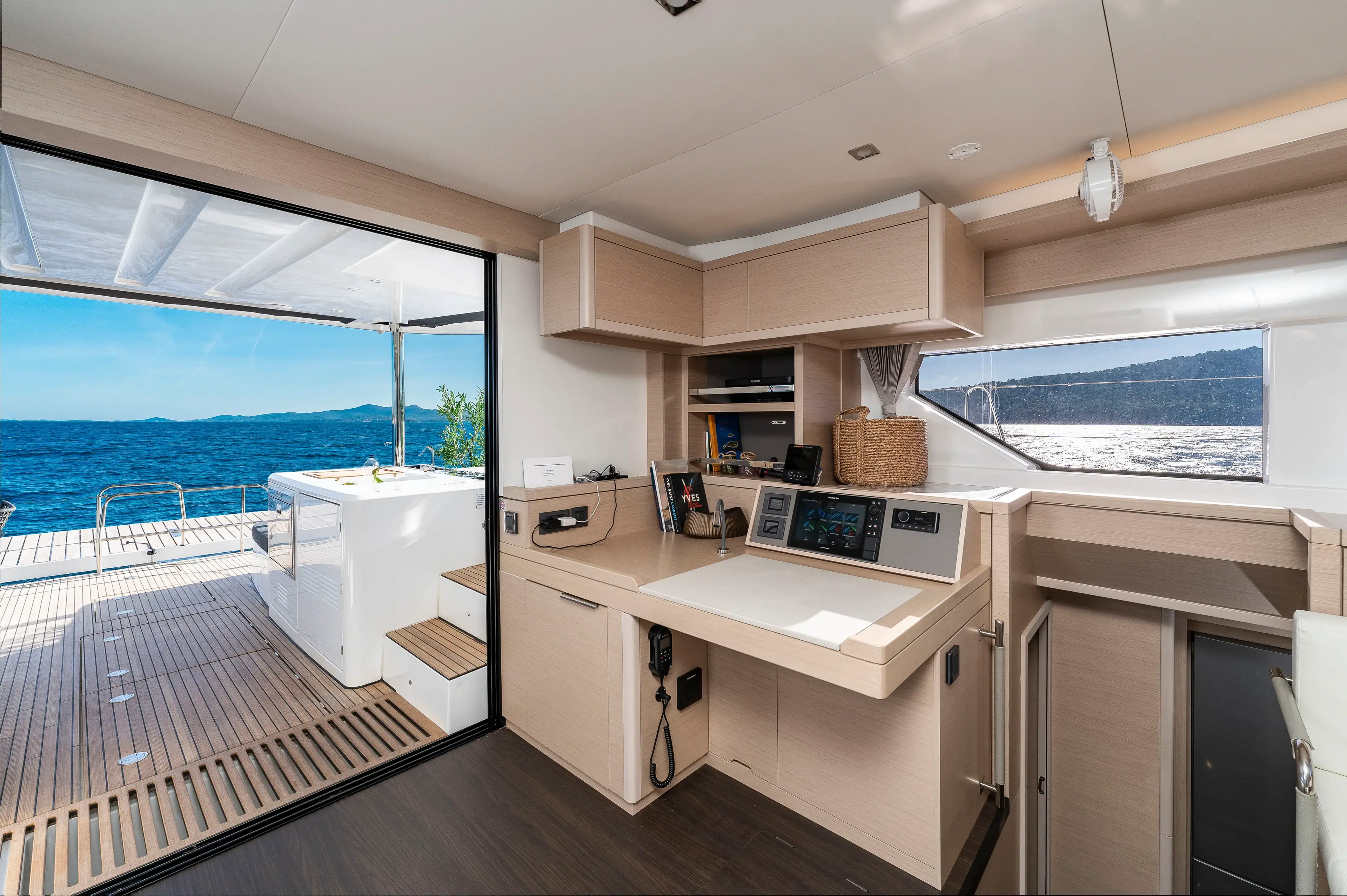 BLACK CAVIAR thumbnail 56