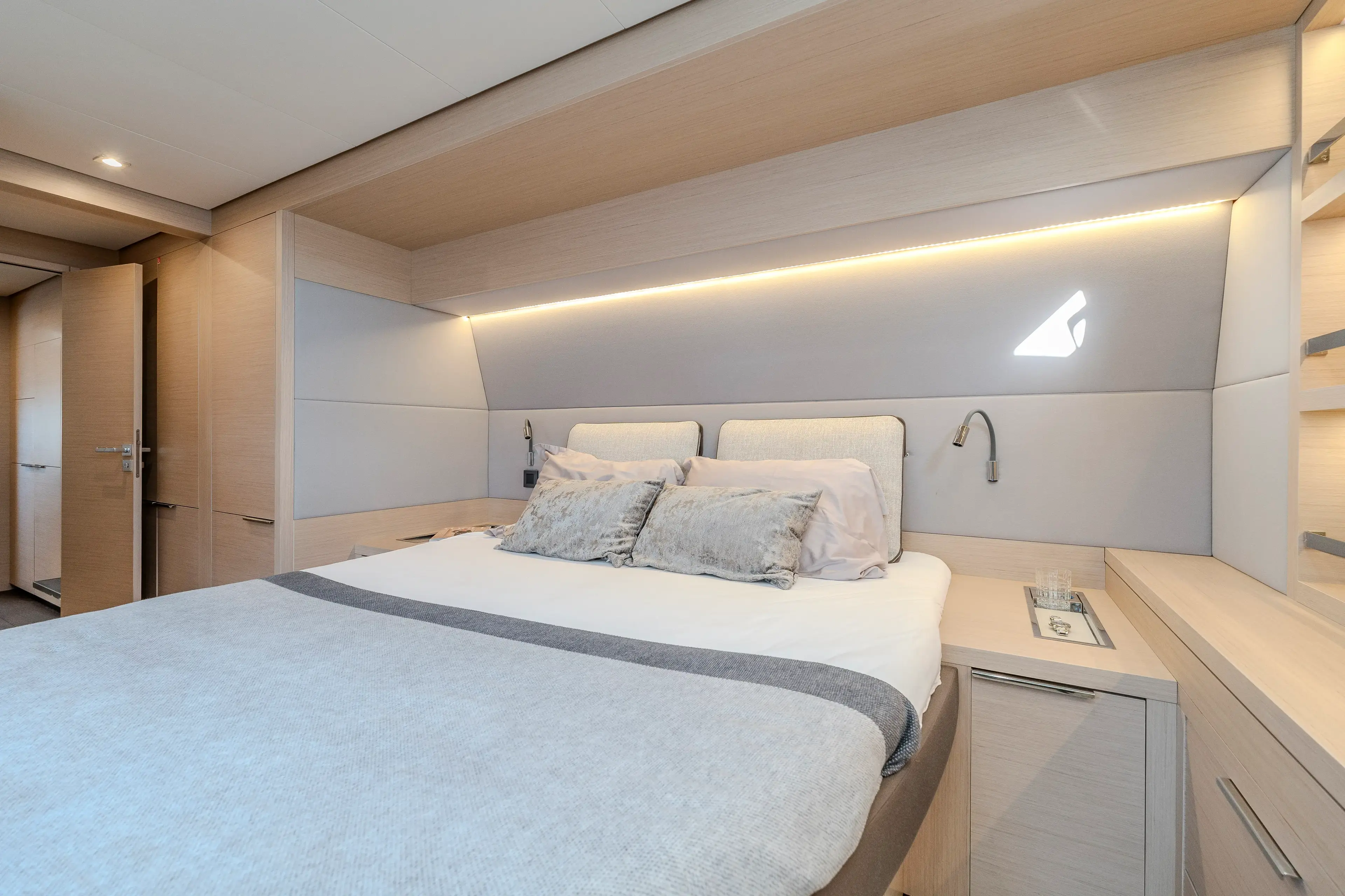 BLACK CAVIAR thumbnail 68