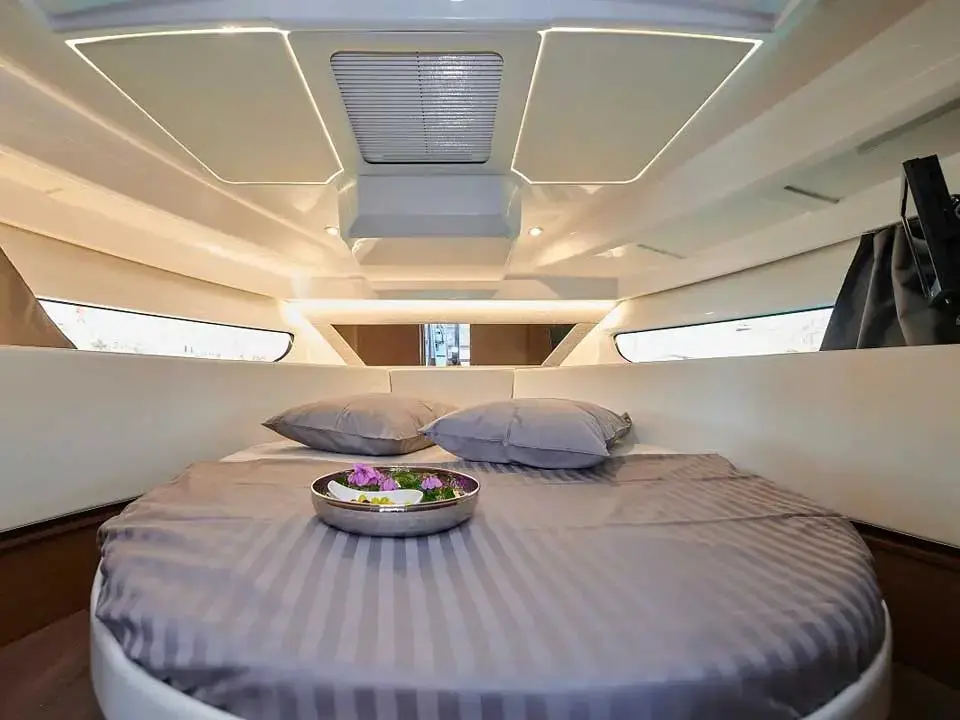 Yacht 744 thumbnail 5