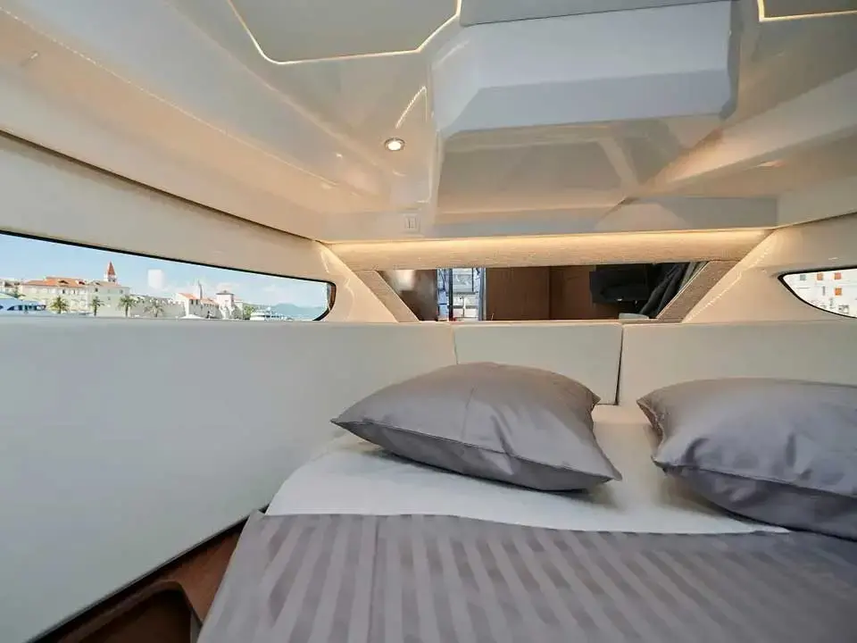 Yacht 744 thumbnail 6