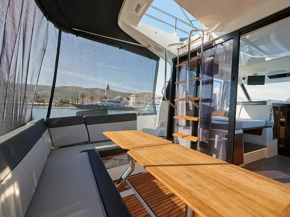 Yacht 744 thumbnail 9