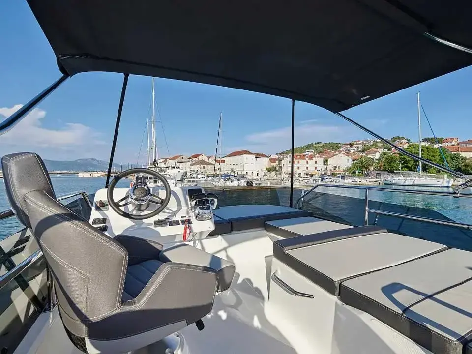 Yacht 744 thumbnail 10