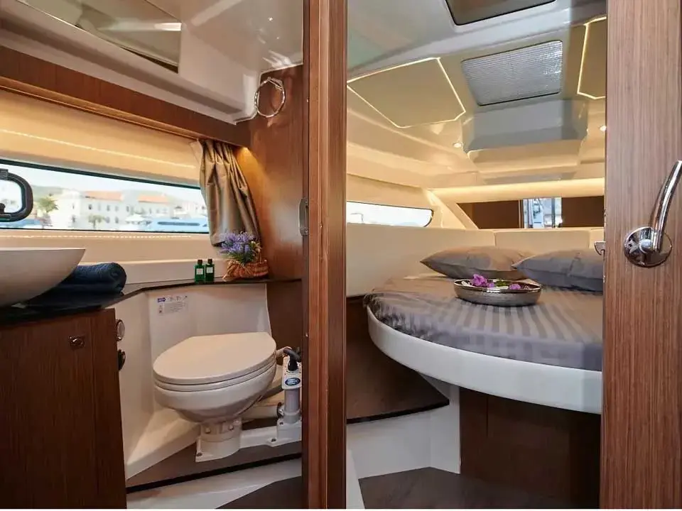 Yacht 744 thumbnail 3