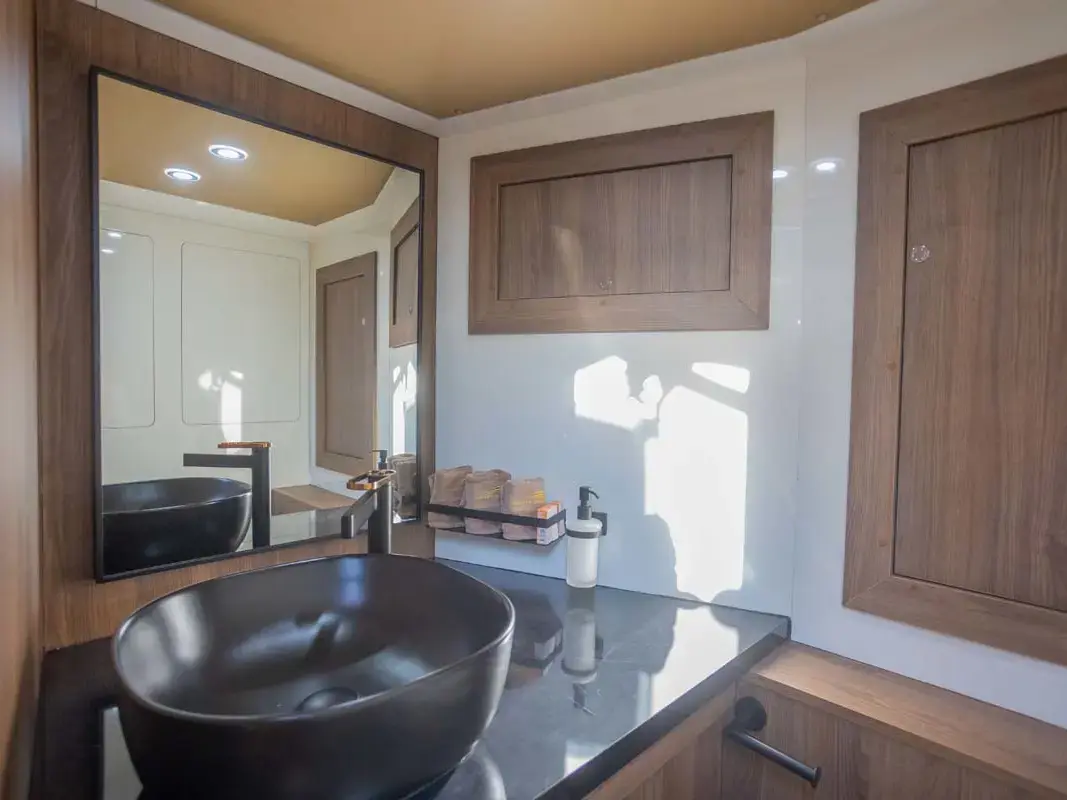 Premium thumbnail 14