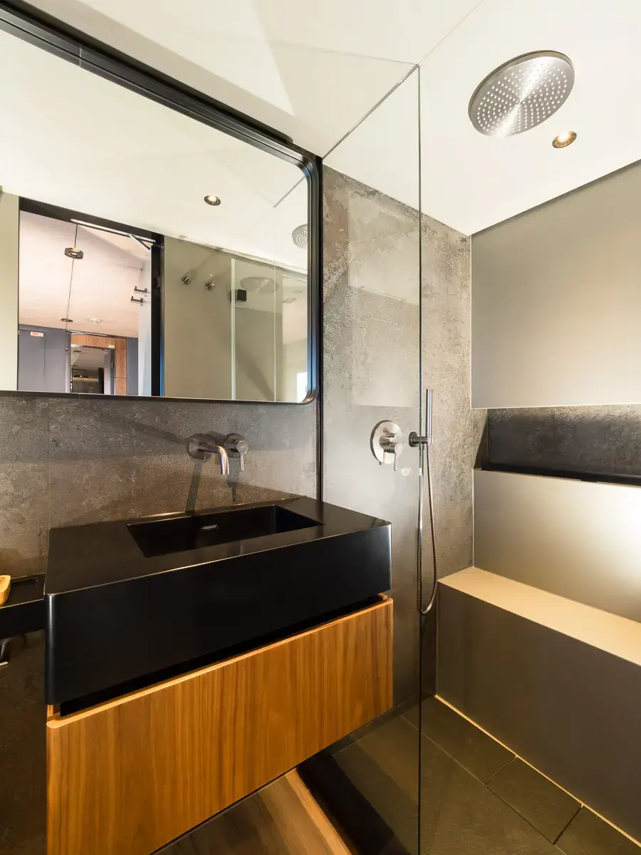 AMBER ONE  thumbnail 100