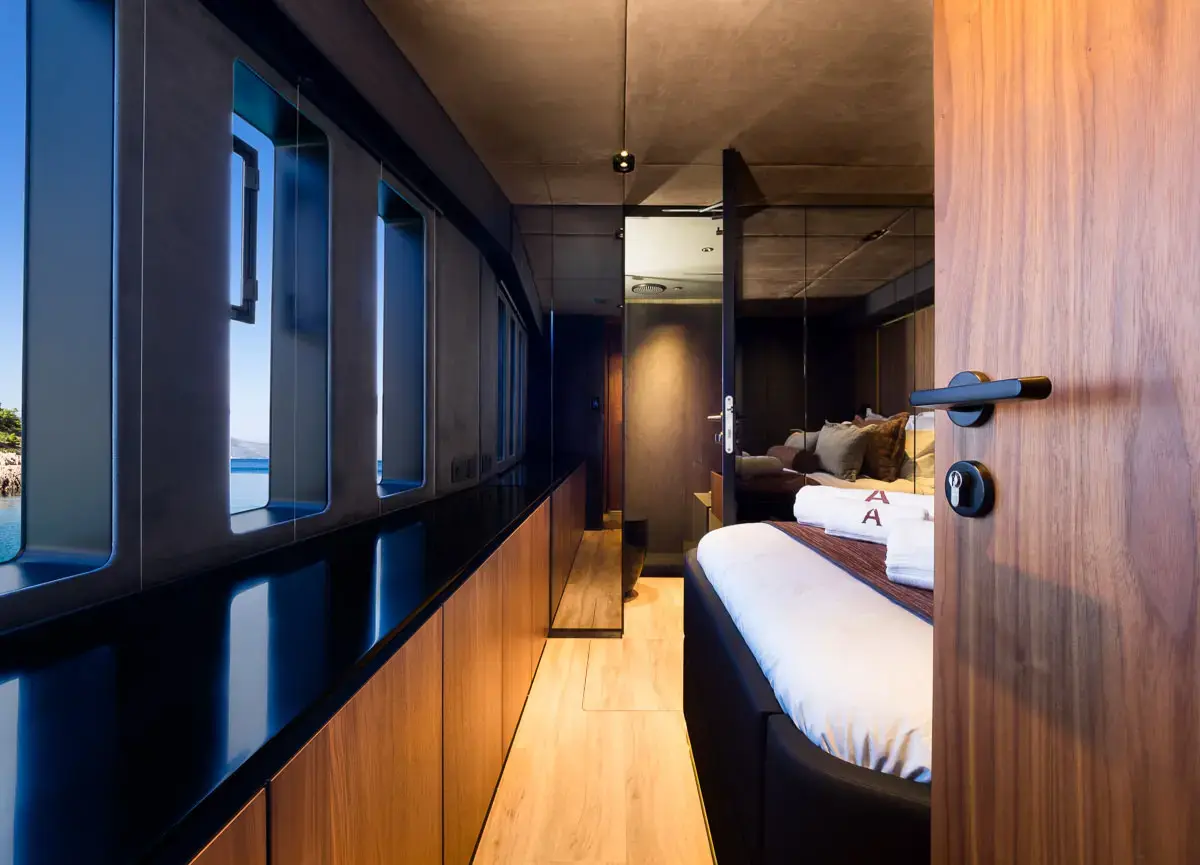 AMBER ONE  thumbnail 115