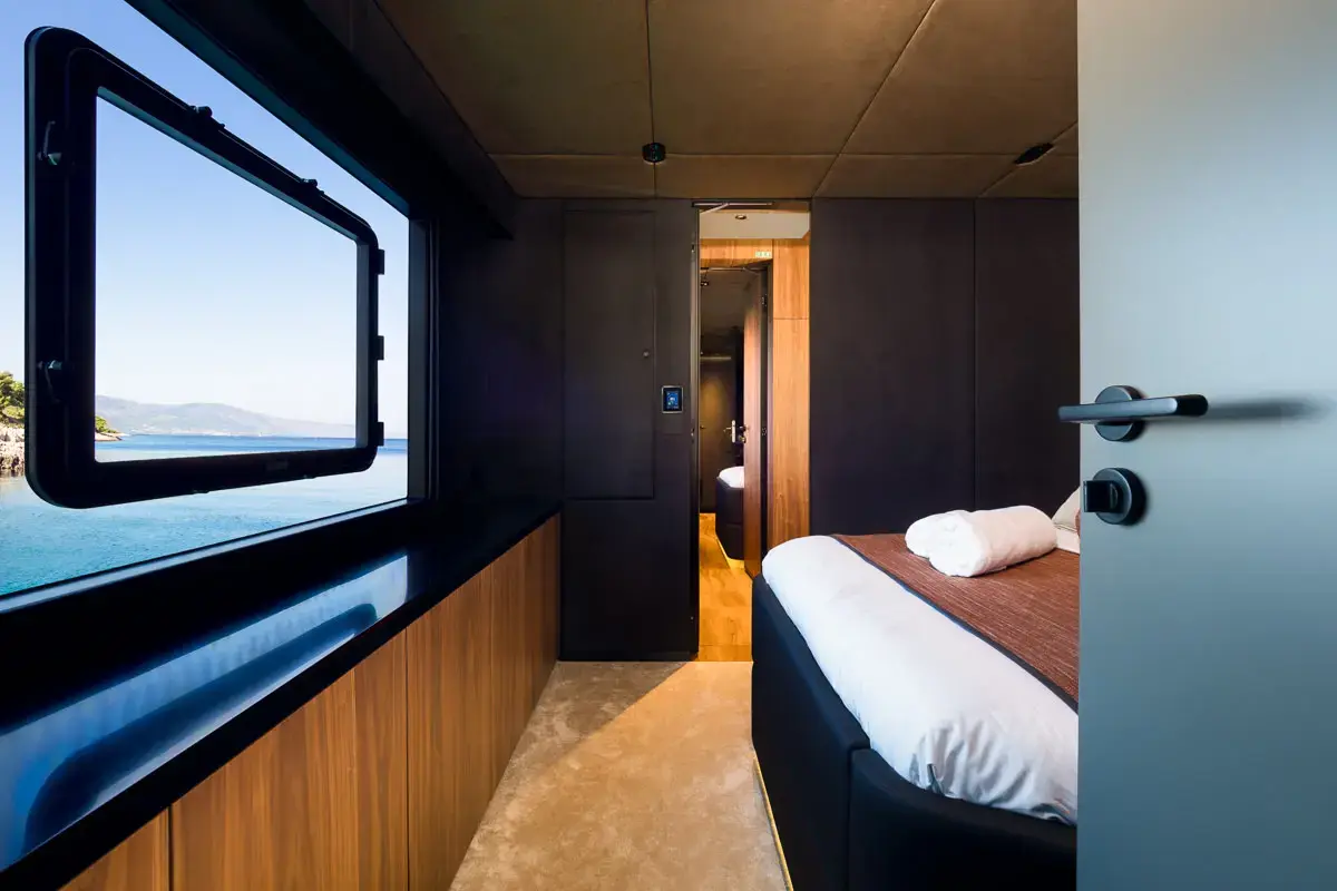 AMBER ONE  thumbnail 120