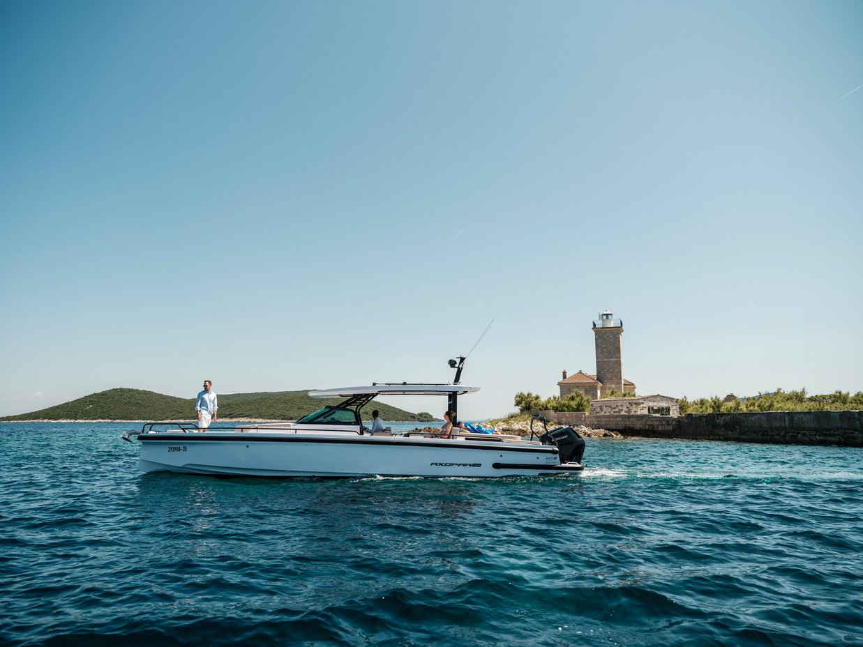 Axopar 37 Sun Top : Axopar 37 : Crewed photo 1