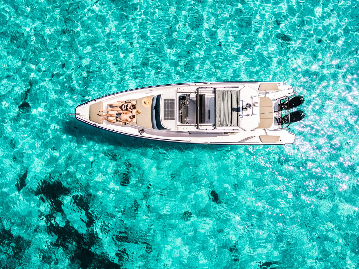 Axopar 37 Sun Top : Axopar 37 : Crewed preview 2