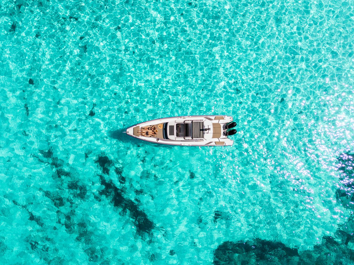 Axopar 37 Sun Top : Axopar 37 : Crewed preview 3