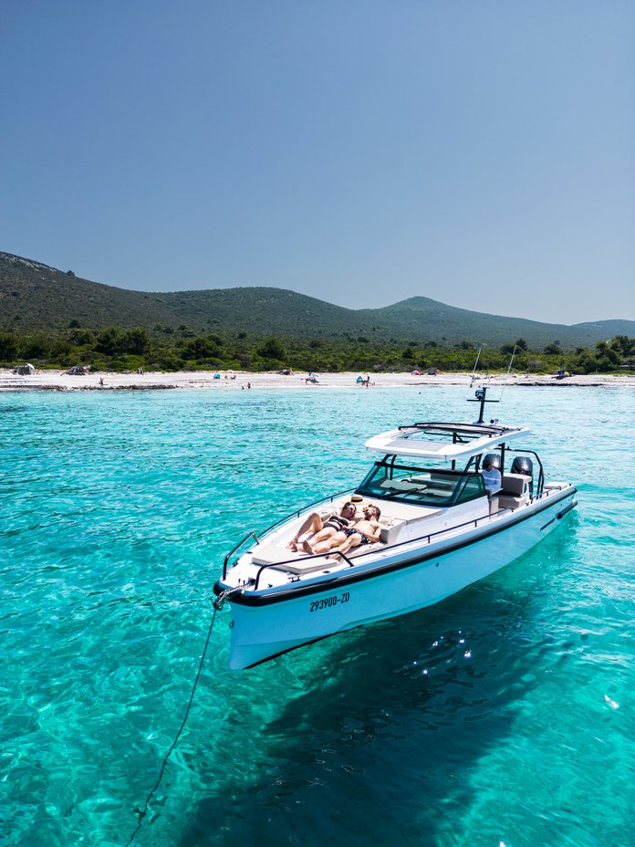 Axopar 37 Sun Top : Axopar 37 : Crewed preview 4