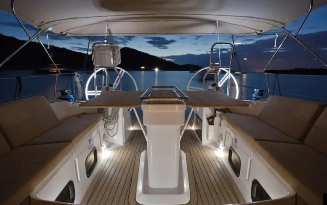 5 + 1 cab. : Lazy Days : Crewed preview 4